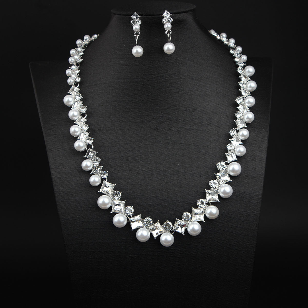 Chic Stoned Pearl Necklace&Earrings